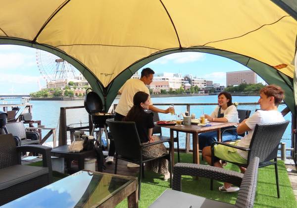 biid（ビード）【横浜 シルバーウィークおすすめスポット】みなとみらいの海上施設「カフェ＆バー ヘミングウェイ横浜」でお得にBBQやお食事を満喫！