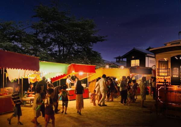 夕暮れとともに絢爛豪華な吉原遊郭に灯がともる 　3人の花魁による幻想的な練り歩きや、屋台街では光る映えスイーツも 「まぼろし遊郭、あかり物語～夏ノ夜遊ビ～」