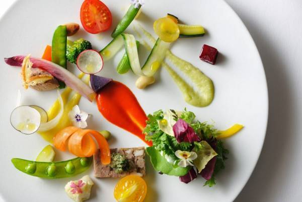 メインダイニング「OTTO SETTE(オットセッテ)」にて 夏限定のディナーコースを提供 ～葡萄やトマト、ヤングコーンなど、旬の味覚を堪能できる全10品～ ｜期間：2022年6月28日～9月6日