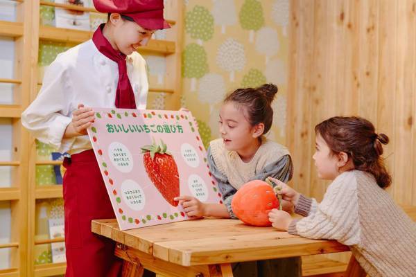 【リゾナーレ八ヶ岳】子どもたちがコックコートを着てストロベリーパフェづくり体験ができる「いちご尽くしのリゾナーレキッズスタジオ」開催～「いちご」について学び、いちご狩り体験もできる～｜期間：2023年1月28日～3月19日の土日限定