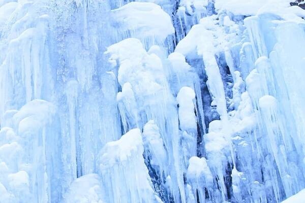 【奥入瀬渓流ホテル】美しく輝く繊細な氷の世界を満喫する「冬の奥入瀬氷さんぽ」を実施 ～氷をイメージして「奥入瀬氷アクセサリー」も制作できる～｜期間：2023年2月4日～3月12日