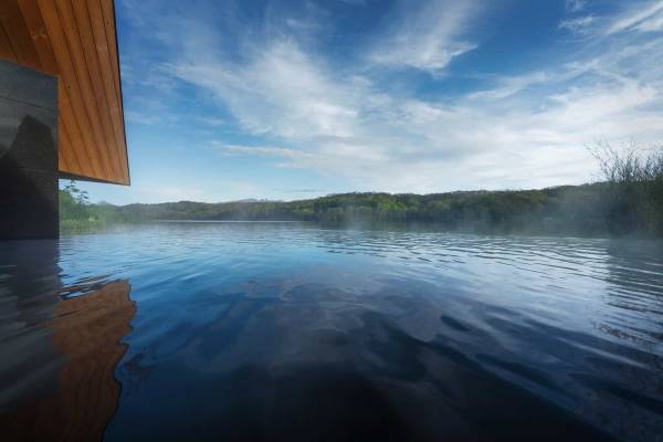 【界 ポロト】ポロト湖の懐にひたる、とんがり湯小屋の宿「界 ポロト」 2022年1月14日開業