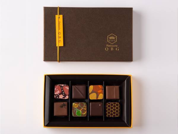 はちみつ専門メーカー直営 パティスリーQBGの新作「はちみつボンボンショコラ」発売！8種のはちみつと厳選素材をかけ合わせた、こだわりの"花別"チョコレート