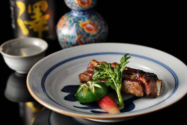 【星のや軽井沢】1日1組限定、一棟貸し切りの空間で日本酒やワインのペアリングとともにジビエを日本料理の仕立てで味わう「冬山の晩餐 ～ジビエ懐石～」提供開始｜期間：2022年12月1日～2023年2月28日