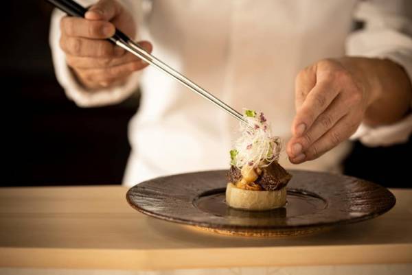 【星のや軽井沢】1日1組限定、一棟貸し切りの空間で日本酒やワインのペアリングとともにジビエを日本料理の仕立てで味わう「冬山の晩餐 ～ジビエ懐石～」提供開始｜期間：2022年12月1日～2023年2月28日