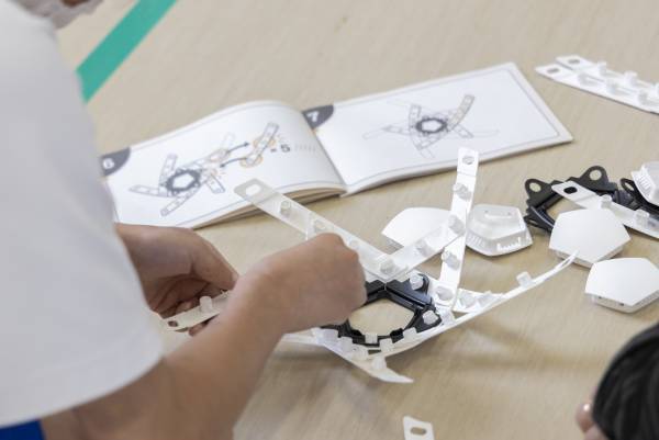 元Jリーガー廣瀬智靖さん　組み立て式サッカーボールを山形県立村山特別支援学校へ寄贈