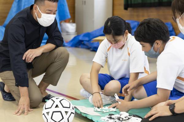 元Jリーガー廣瀬智靖さん　組み立て式サッカーボールを山形県立村山特別支援学校へ寄贈