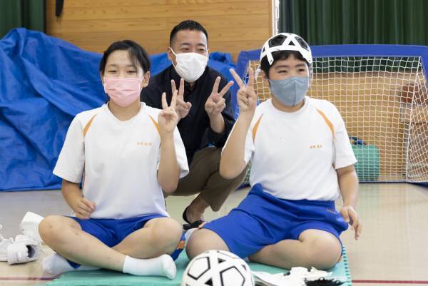 元Jリーガー廣瀬智靖さん　組み立て式サッカーボールを山形県立村山特別支援学校へ寄贈