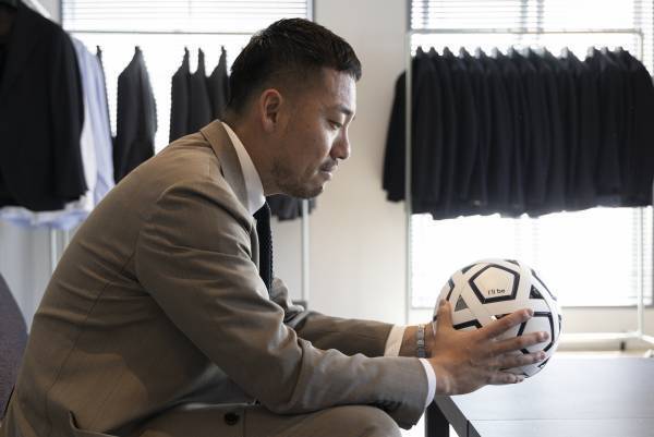 元Jリーガー廣瀬智靖さん　組み立て式サッカーボールを山形県立村山特別支援学校へ寄贈