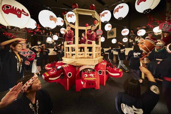 【磐梯山温泉ホテル】赤べこの提灯＆赤べこがひく屋台が並ぶフォトジェニックな空間で、福島の地酒や秋の味覚を楽しむ「赤べこ秋祭り」開催｜期間：2022年9月17日～11月23日