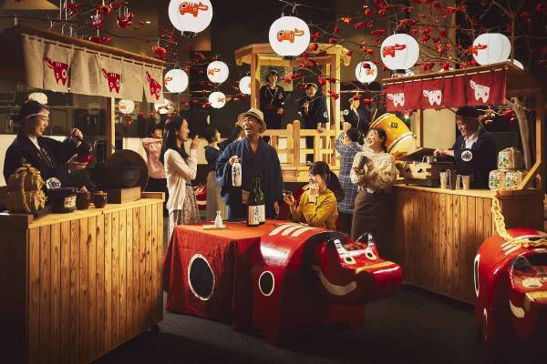 【磐梯山温泉ホテル】赤べこの提灯＆赤べこがひく屋台が並ぶフォトジェニックな空間で、福島の地酒や秋の味覚を楽しむ「赤べこ秋祭り」開催｜期間：2022年9月17日～11月23日