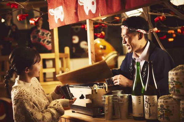 【磐梯山温泉ホテル】赤べこの提灯＆赤べこがひく屋台が並ぶフォトジェニックな空間で、福島の地酒や秋の味覚を楽しむ「赤べこ秋祭り」開催｜期間：2022年9月17日～11月23日