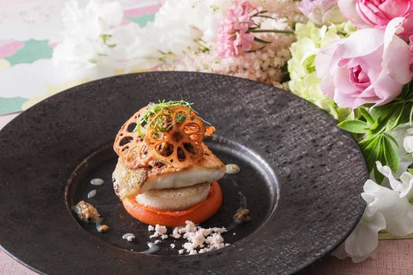 “蝦夷鮑の岩塩蒸し 桜の香り”や“世界最高峰の牛肉”の黒毛和牛の贅沢食べ比べ『桜の宴　青森と愛知～鉄板焼～』 期間限定販売