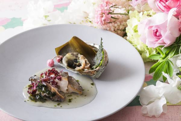 “蝦夷鮑の岩塩蒸し 桜の香り”や“世界最高峰の牛肉”の黒毛和牛の贅沢食べ比べ『桜の宴　青森と愛知～鉄板焼～』 期間限定販売