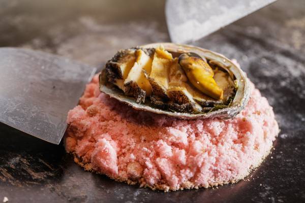 “蝦夷鮑の岩塩蒸し 桜の香り”や“世界最高峰の牛肉”の黒毛和牛の贅沢食べ比べ『桜の宴　青森と愛知～鉄板焼～』 期間限定販売