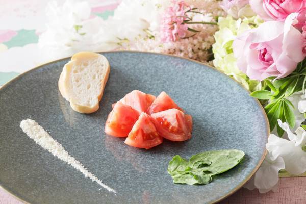 “蝦夷鮑の岩塩蒸し 桜の香り”や“世界最高峰の牛肉”の黒毛和牛の贅沢食べ比べ『桜の宴　青森と愛知～鉄板焼～』 期間限定販売