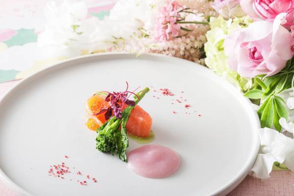 “蝦夷鮑の岩塩蒸し 桜の香り”や“世界最高峰の牛肉”の黒毛和牛の贅沢食べ比べ『桜の宴　青森と愛知～鉄板焼～』 期間限定販売