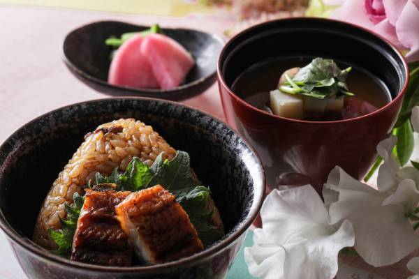 “蝦夷鮑の岩塩蒸し 桜の香り”や“世界最高峰の牛肉”の黒毛和牛の贅沢食べ比べ『桜の宴　青森と愛知～鉄板焼～』 期間限定販売