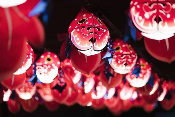 【青森屋】450個以上の金魚ねぷたに囲まれた「しがっこ金魚まつり」開催　～ポイの表面に運勢が浮かび上がる「ポイみくじ」が新登場～｜期間：2022年6月1日～8月31日