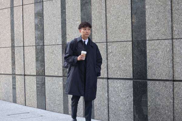 ＜ザ・スーツカンパニー＞ 今季“最強寒気”襲来！ コスパと保温性を両立　日本製高級ダウン「河田ダウン」× 吸湿発熱中綿「HEATES（ヒーテス）」　ダウンのモコモコ感を抑えたステンカラーコートを発売