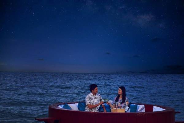 【リゾナーレ小浜島】満天の星と海の絶景を堪能できる「星空海上ラウンジ」が登場 ～かりゆしウェアに身を包み、ワインで優雅な時間を過ごす～　期間：2022年6月1日～7月31日