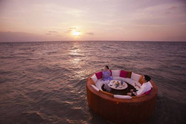 【リゾナーレ小浜島】満天の星と海の絶景を堪能できる「星空海上ラウンジ」が登場 ～かりゆしウェアに身を包み、ワインで優雅な時間を過ごす～　期間：2022年6月1日～7月31日