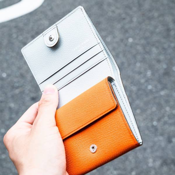 6月19日は父の日！日頃の感謝の気持ちを込めて、上質レザーの革小物を贈りませんか？ARTPHERE(アートフィアー)大阪店がオススメする直営店限定アイテムのご紹介です！