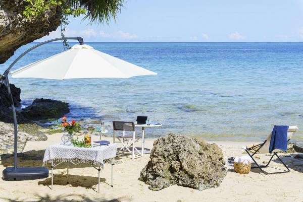 【星のや沖縄】壮大な海岸線に広がるさまざまな場所で仕事ができる 「イノーワーケーションプラン」提供 ～サンゴ礁と緑に囲まれた入り江に「岩場の隠れ処オフィス」が登場～｜提供開始：2022年9月1日