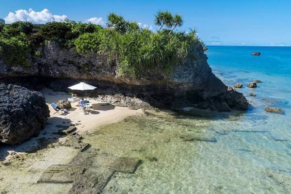 【星のや沖縄】壮大な海岸線に広がるさまざまな場所で仕事ができる 「イノーワーケーションプラン」提供 ～サンゴ礁と緑に囲まれた入り江に「岩場の隠れ処オフィス」が登場～｜提供開始：2022年9月1日