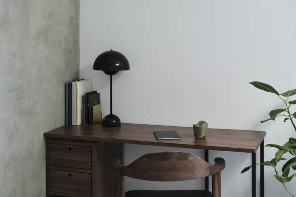 良質な読書時間を演出するDNPの「AIMA」ブランドから新商品「真鍮ブックエンド」を発売 ―「AIMA」として合同展示会『MONTAGE(モンタージュ)』に出展・新商品展示を実施―