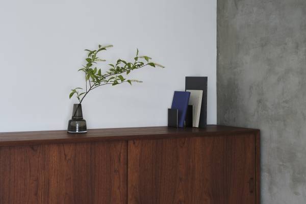 良質な読書時間を演出するDNPの「AIMA」ブランドから新商品「真鍮ブックエンド」を発売 ―「AIMA」として合同展示会『MONTAGE(モンタージュ)』に出展・新商品展示を実施―