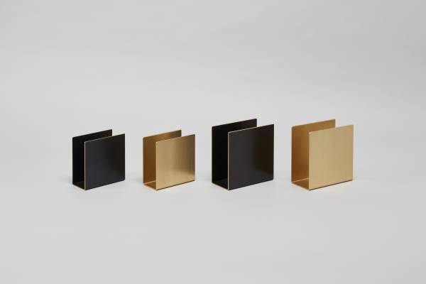 良質な読書時間を演出するDNPの「AIMA」ブランドから新商品「真鍮ブックエンド」を発売 ―「AIMA」として合同展示会『MONTAGE(モンタージュ)』に出展・新商品展示を実施―