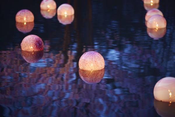 【青森屋】絶景花見露天「桜灯(さくらあか)りの湯」実施！和紙の桜と水面の津軽びいどろが幻想的な世界を演出｜期間：2022年4月1日～5月31日