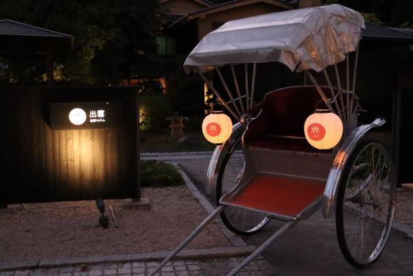 【界 出雲】玉湯川沿い約2kmの桜並木を楽しむ「夜桜人力車ライド」実施｜期間：2022年4月1日～4月7日