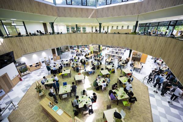 学生たちが自然と集まる親しみやすい場所へ 次世代型学生食堂 全面リニューアルオープン