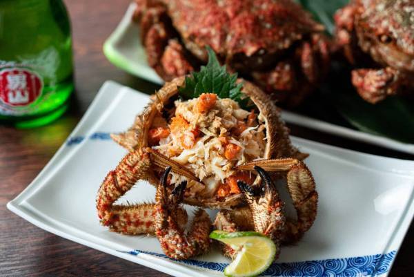 【青森屋】青森の雪景色を眺めながら、地酒と魚介類を使用した料理が楽しめる観光列車 「酒のあで雪見列車」運行 ～旅の思い出に「オリジナル切符ホルダー」プレゼント～｜ 運行日：2023年2月4日、5日、11日、12日、18日、19日、25日、26日