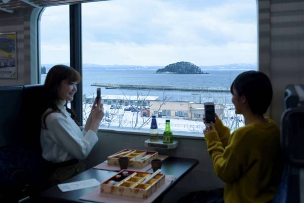 【青森屋】青森の雪景色を眺めながら、地酒と魚介類を使用した料理が楽しめる観光列車 「酒のあで雪見列車」運行 ～旅の思い出に「オリジナル切符ホルダー」プレゼント～｜ 運行日：2023年2月4日、5日、11日、12日、18日、19日、25日、26日