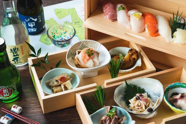 【青森屋】青森の雪景色を眺めながら、地酒と魚介類を使用した料理が楽しめる観光列車 「酒のあで雪見列車」運行 ～旅の思い出に「オリジナル切符ホルダー」プレゼント～｜ 運行日：2023年2月4日、5日、11日、12日、18日、19日、25日、26日