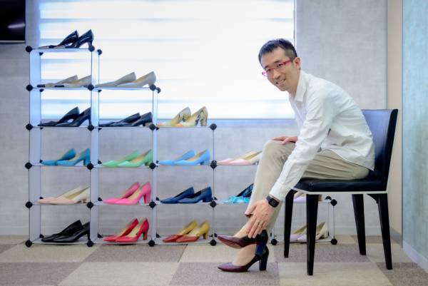 パンプス社長が喜びを表現！パンプス履いて江戸見坂を全力疾走！