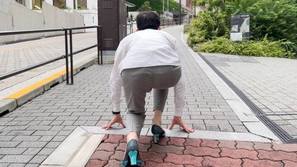パンプス社長が喜びを表現！パンプス履いて江戸見坂を全力疾走！
