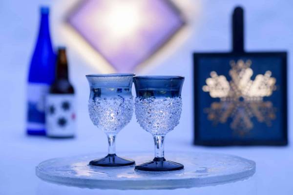 【界 津軽】藍色に染まる薄暮の中で その日降る雪に合わせた限定酒を愉しむ 「津軽七雪かまくらアペロ」開催｜期間：2023年2月1日〜2023年2月28日