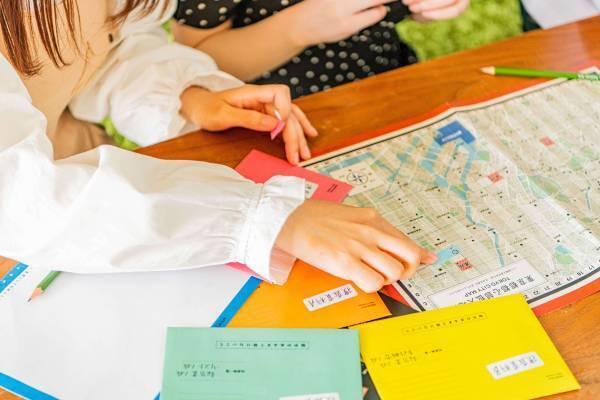 おうちで遊べるリアル脱出ゲームの最新作は 通信室の司令官となって、市民の平和を守る物語体験が楽しめる！ 『こちら謎解き通信司令室』 詳細情報解禁