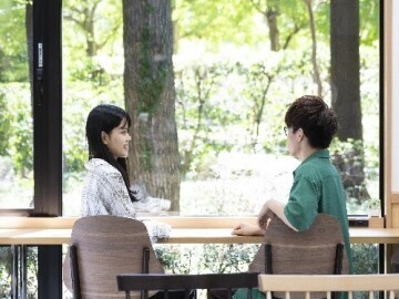 コンセプトは「リビングルーム」 学生が自然と集まる場所へ学食全面リニューアル