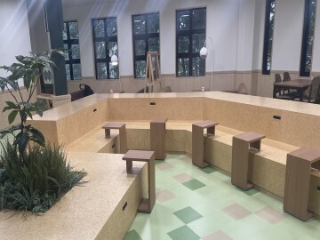 コンセプトは「リビングルーム」 学生が自然と集まる場所へ学食全面リニューアル