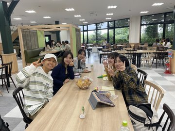 コンセプトは「リビングルーム」 学生が自然と集まる場所へ学食全面リニューアル