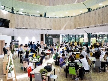 コンセプトは「リビングルーム」 学生が自然と集まる場所へ学食全面リニューアル