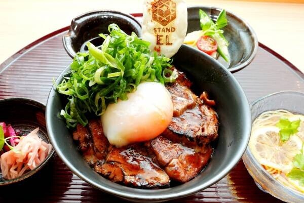 【1日20食限定】とろ～りコク旨 “ EL特製 炙りチャーシュー丼 ”を『スタンド EL』で7月1日（金）より期間限定で販売