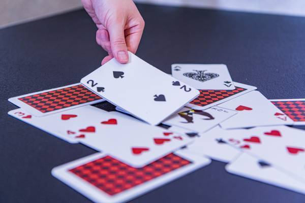 仕掛けられた数々のゲームをクリアし、 あなたはこのデスゲームを生き抜くことができるか。 リアル脱出ゲーム×デスゲーム『絶対絶命ワンダーランドからの脱出』