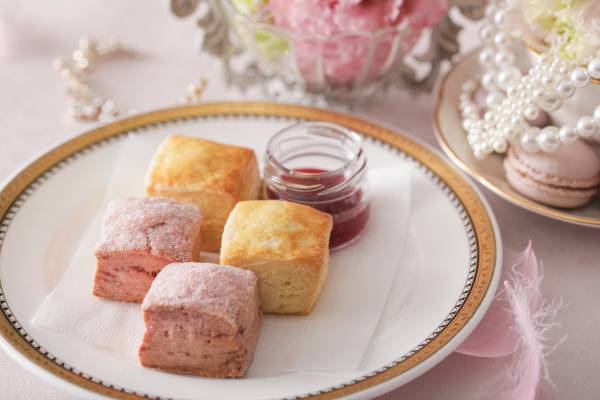 【千葉・新浦安】プリンセスパフェや王妃の帽子をイメージしたムースなど！『マリーアントワネットアフタヌーンティー』販売