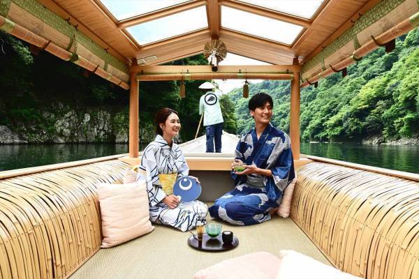 【星のや京都】1日1組限定！雅な屋形舟を貸し切り優雅に涼を楽しむ「奥嵐山の納涼舟」開催　涼やかな渓谷の風とともに特製の涼菓を味わう朝の舟遊び｜期間：2022年7月1日～8月31日